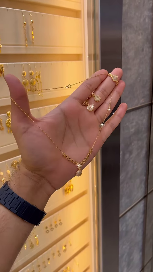 ✨ Radiance in Gold – The Glow of Royal Grace 👑💛