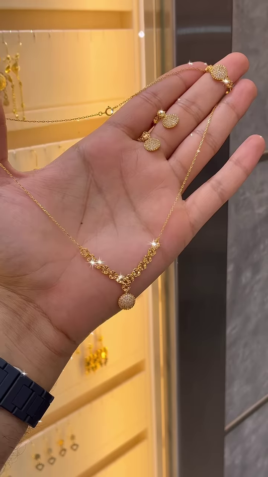 ✨ Radiance in Gold – The Glow of Royal Grace 👑💛