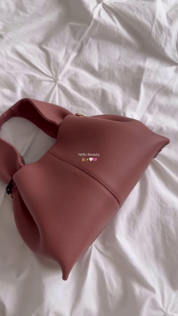 "Chic Elegance: The Everyday Shoulder Companion"